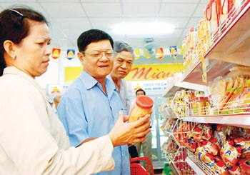 Consumers buying subsidized ‘made-in-Vietnam’ processed food items at a Vissan shop in HCMC (Photo: SGGP)